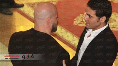 بالفيديو والصور.. عشرات الفنانين في عزاء والد أحمد عز