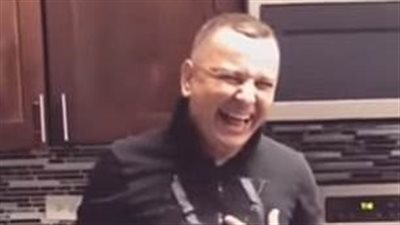 لحظة انفجار زجاجة مشروب فتحها رجل بطريقة غريبة (فيديو وصور)