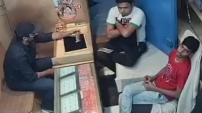 حرامي غبي يستخدم «سلاح فشنك» أمام صاحب محل ذهب (فيديو)