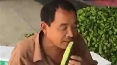 أغرب طريقة لتقشير الخيار (فيديو)