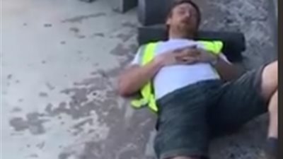 رجل يوقظ عاملا بقالب خرساني على رأسه (فيديو)