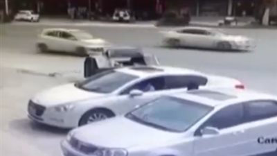 مخمور متهور يدفع ثمن إصراره على قيادة سيارته (فيديو)