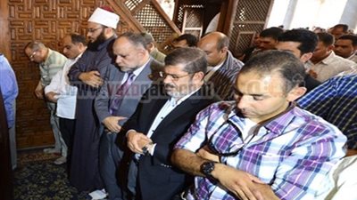 صلاة الرئيس.. وصلاة النبى !