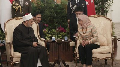 شيخ الأزهر يلتقي رئيسة سنغافورة.. الطيب: الأزهر لديه مبادرات في دعم التعايش ومواجهة التطرف.. مجلس حكماء المسلمين يعمل على تعزيز السلم.. حليمة يعقوب: نحتاج دعم الأزهر في إعداد المناهج الإسلامية
