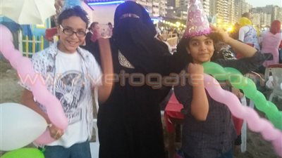 نجوم إسكندرية يقدمون عروضهم على الشواطئ بعد طردهم من قصر الشاطبي