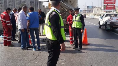 حفرة أمام نادي الصيد تتسبب في أحجام مرورية أعلى الدائرى ( صور)