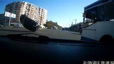 بالفيديو.. أغرب حوادث السيارات على الطرق