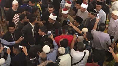 مسلمو سنغافورة يلتفون حول الإمام الأكبر عقب صلاة الجمعة