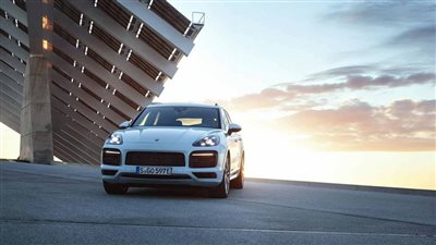 بورش تطلق سيارة بمحرك هجين ينتج قوة 335 حصانا (صور)