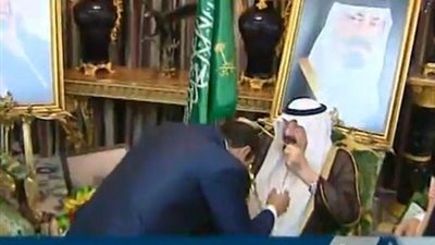 «قلادة الملك عبد العزيز» في «أيد مصرية».. «الوسام» يمنح لمن يقدم خدمات كبرى للدولة.. الإطاحة بالإخوان أبرز أسباب منح «السيسي» القلادة.. و«بوتين وأوباما وبو