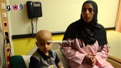 بالفيديو.. السرطان يغتال براءة طفل وحيد والديه داخل «57357»
