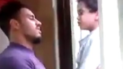 رد فعل صادم لطفل أغضبه شاب (فيديو)