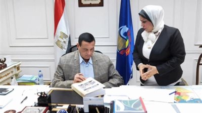 محافظ البحيرة يعتمد مجلد تسجيل المناطق والمباني والمساجد والكنائس التراثية