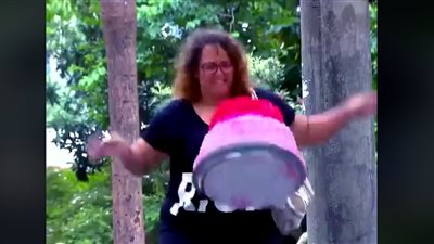 رد فعل أشخاص سقط منهم قالب الحلوى (فيديو)