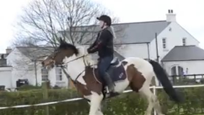حصان يتسبب في سقوط مروع لفتاة (فيديو)