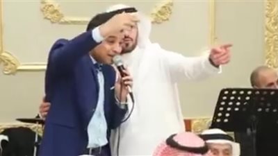 مصري يشعل حفل زفاف سعودي بأغنية «آه لو لعبت يا زهر» (فيديو)