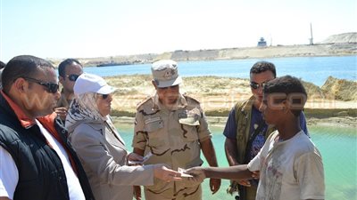 بالصور.. 200 جنيه هدية لكل عامل بالقناة الجديدة من «القوى العاملة»