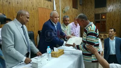 محافظ الوادي يكرم عمال النظافة والخدمات المعاونة بمركزي الداخلة وبلاط