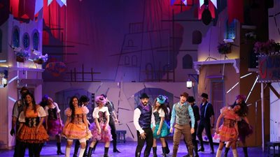 «كوميديا البؤساء» كامل العدد في أولى لياليه على مسرح ميامي (صور)