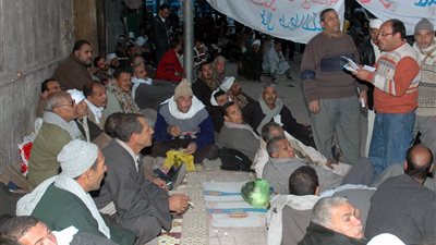 عمال النظافة يدخلون في إضراب عن العمل للمطالبة بزيادة رواتبهم بالمنيا