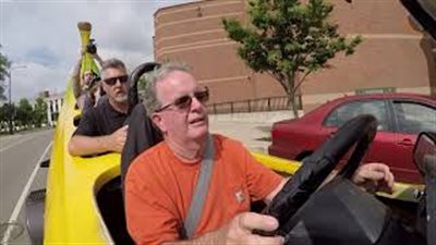 بريطاني يقود سيارة 