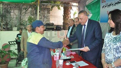 محافظ الجيزة يكرم عمال النظافة تقديرًا لمجهوداتهم