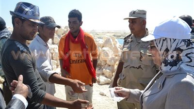 بالصور.. مكافأة «ناهد عشري» تسيء لعمال قناة السويس الجديدة