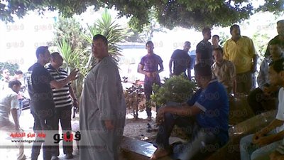 تجمهر عشرات المواطنين أمام ديوان السويس للحصول على شقة للزواج