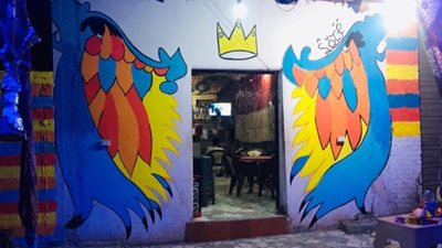 بالفرشاة والألوان المبهجة.. سيف يزين جدران المنازل بزفتى(صور)