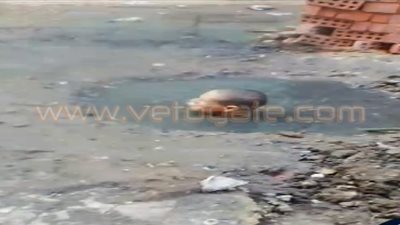 شاب يغطس في بالوعة صرف صحي لإصلاحها بعد تجاهل المسئولين