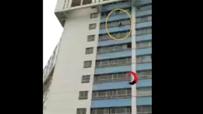 لحظة انتحار شاب بالقفز من نافذة مستشفى (فيديو)