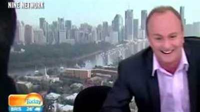 بالفيديو.. «غراب» عملاق يقتحم برنامجًا تليفزيونيًا ويهاجم ضيفًا