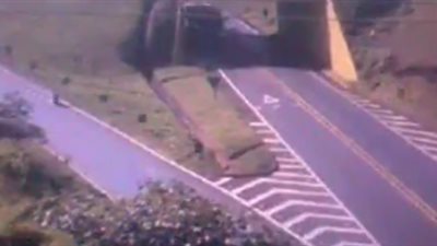 لحظة نجاة سائق دراجة نارية من الموت دهسًا تحت عجلات شاحنة (فيديو)