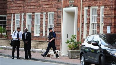 بالصور.. الشرطة البريطانية تداهم منزل «لورد» بعد فضيحته مع «الكوكايين»