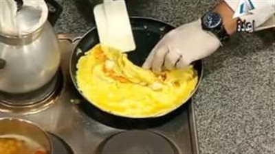 حضرى الأومليت المحشي بالجبن القريش على السحور (فيديو)
