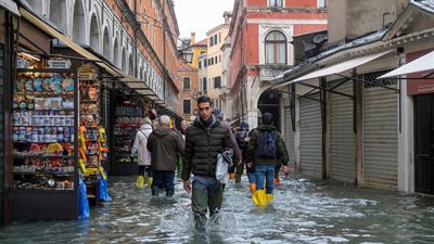 بعد أن غمرتها المياه.. نعال موحدة للسياح والسكان بالبندقية الإيطالية (صور)