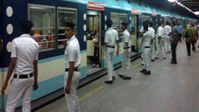 تحطم واجهات محطة مترو المعصرة في اشتباكات الأمن مع مثيري الشغب