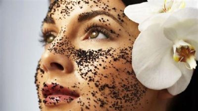 «تفل القهوة» طريقة مثالية لتقشير البشرة