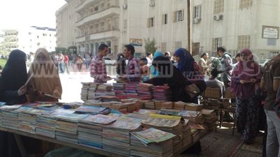 رئيس جامعة بنى سويف يفتتح معرضا للكتاب