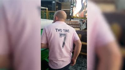 رجل مخمور يتعرض لسقطات مروعة (فيديو)