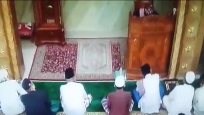 لحظة وفاة إمام مسجد أثناء إلقاء خطبة الجمعة (فيديو)