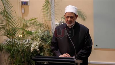 الطيب يزور مدرسة الجنيد الإسلامية ويلتقي خريجي الأزهر بسنغافورة