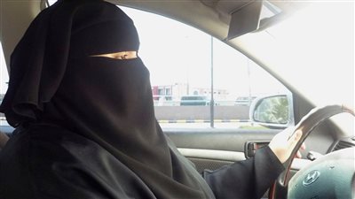 مسئول سعودي: المرأة بالمملكة يمكنها العمل كسائقة سيارات الأجرة