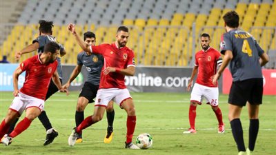 طاقم التحكيم يعاين أرضية ملعب مباراة الأهلي والترجي (صورة)