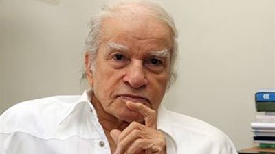 أحمد رجب يشرح أول خطوة في الحب عند الأدباء