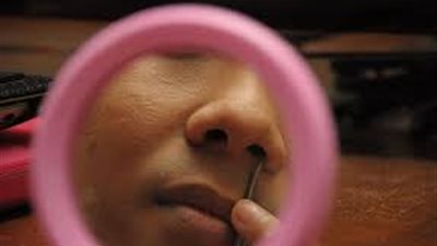 احذرى.. إزالة شعر الأنف يصيب بالالتهابات ويضعف جهاز المناعة