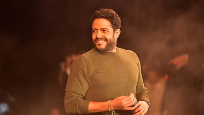 محمد حماقي يكشف سر ارتدائه الدائم للون الأبيض والأسود