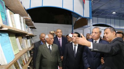 محافظ قنا يفتتح معرض الكتاب الأول بنادي الفتيات (صور)