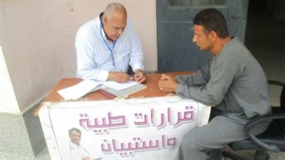 قافلة طبية تفحص 881 حالة مرضية في بني سويف (صور)