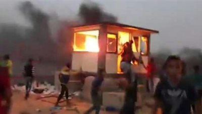 فلسطينيون يقتحمون السياج الحدودي مع إسرائيل (فيديو وصور)